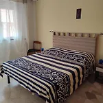 Bilocale In Via Principale Vicino Piazza Nember